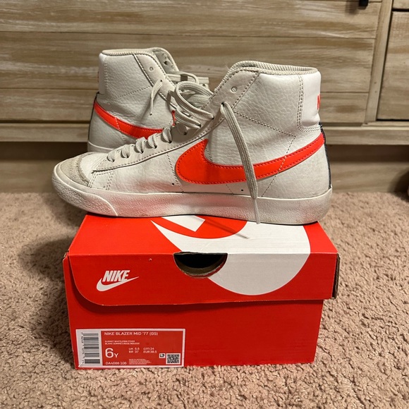 Nike Blazers Mid ‘77 - Picture 2 of 3